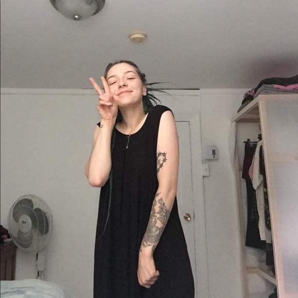 Meet your Posher, Sarah - Picture 1 of 2